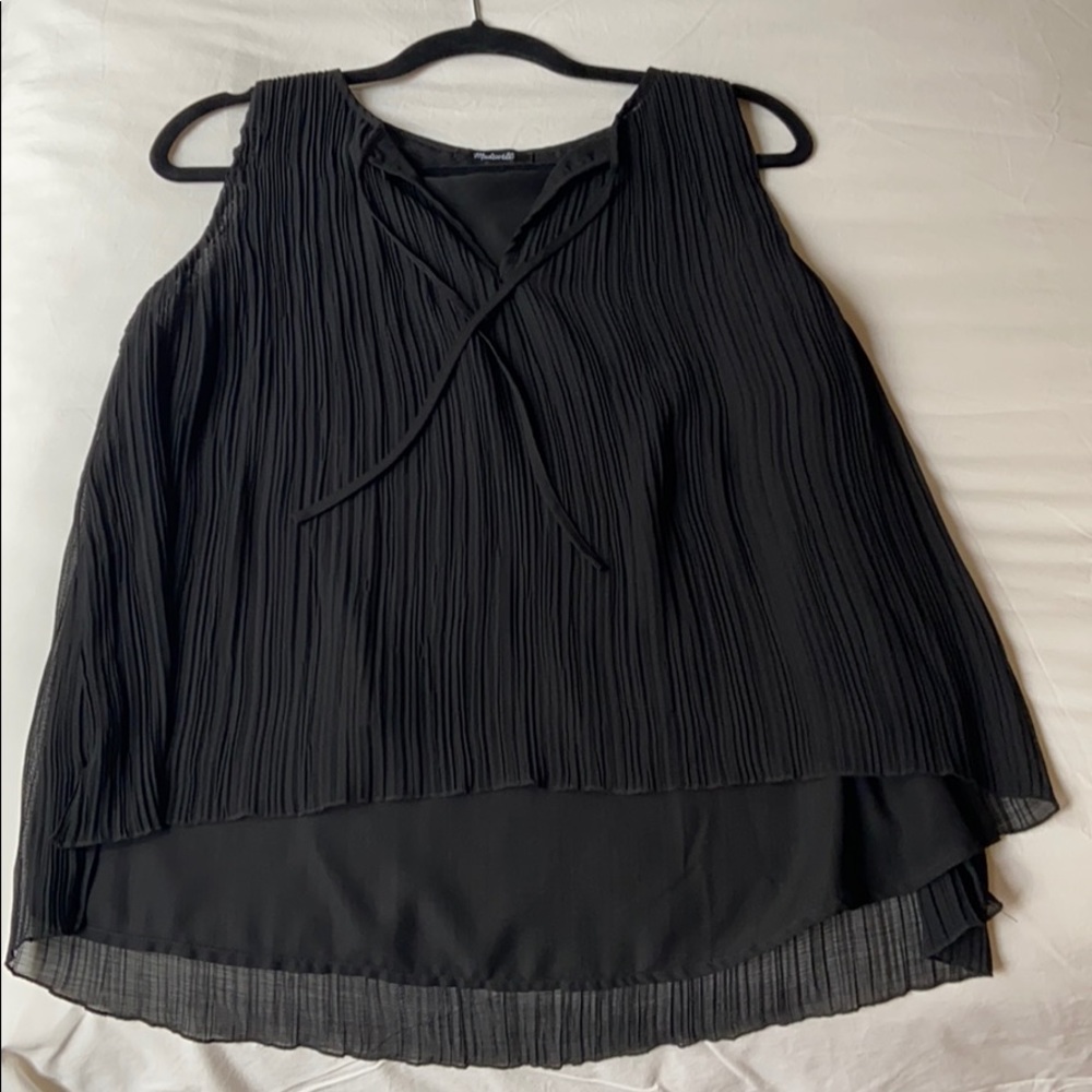 Loose pleated sleeveless blouse